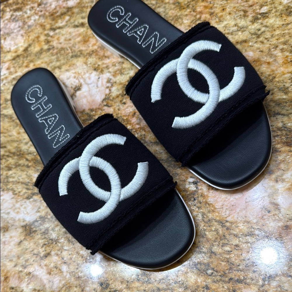 CHANEL Black and White Sandals with Minimalist Design - Picture 9 of 9